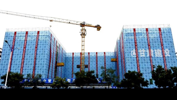 10月16日，由甘肅省交科建設有限公司承建的蘭州新區(qū)新材料產業(yè)園區(qū)公共服務平臺項目主體結構順利封頂，為該項目二次結構和裝飾裝修奠定堅實基礎。據了解，該項目為公共建筑工程，自建設以來，項目管理團隊面對工