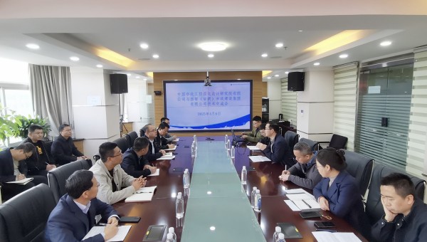 近日，西部市政建設(shè)集團(tuán)與中國(guó)市政工程西北設(shè)計(jì)研究院（道橋院）召開技術(shù)交流會(huì)。會(huì)上，雙方分別介紹了企業(yè)概況與合作成果。市政西北院技術(shù)團(tuán)隊(duì)就EPC項(xiàng)目設(shè)計(jì)施工協(xié)同、海綿城市技術(shù)應(yīng)用及車路云一體化發(fā)展前景作