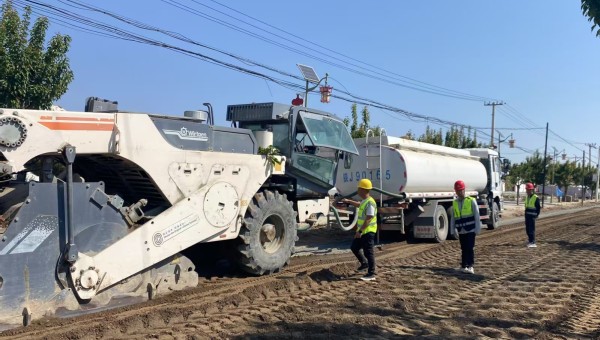 隨著大型冷再生機組緩緩駛過，一段平整嶄新的試驗段路面隨即成型。近日，由西部市政建設集團一公司承建的慶陽市正寧縣S501線五頃塬至三嘉公路項目全深式就地冷再生試驗段順利完成攤鋪作業(yè)。據悉，該項目攤鋪試驗