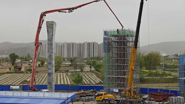 在西部市政建設(shè)集團(tuán)四公司臨夏市環(huán)城北路橋梁及附屬工程（二期）項(xiàng)目現(xiàn)場(chǎng)，鋼筋加工區(qū)火花飛揚(yáng)、安裝墩柱區(qū)一件件鋼筋骨架安全運(yùn)達(dá)、泵車(chē)將一方方混凝土輸送至墩柱澆筑......現(xiàn)場(chǎng)一片繁忙景象。自四月復(fù)工以來(lái)