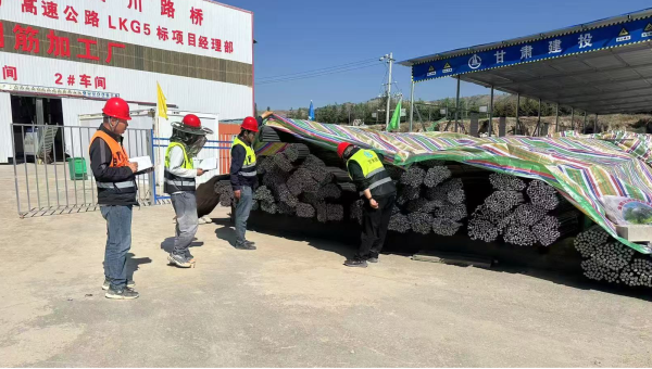 連日來(lái)，由西部市政建設(shè)集團(tuán)承建的康樂(lè)縣北濱河路西段及連接線(xiàn)道路項(xiàng)目建設(shè)有序推進(jìn)，路基處理、管道安裝、涵洞和橋梁等多個(gè)作業(yè)面同步施工，全體建設(shè)者用汗水澆筑市政道路建設(shè)基石，以實(shí)干精神推進(jìn)項(xiàng)目履約取得新成